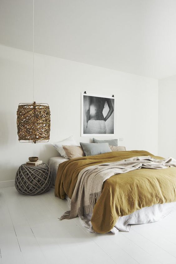 moderna-spavaca-soba-sa-dekoracijom-u-senf-zutoj-boji